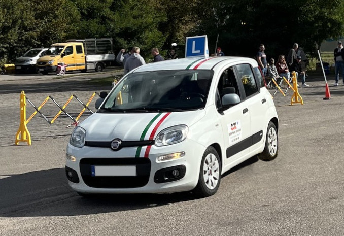 Samochód z logo OCKK, nauka jazdy, kategoria b