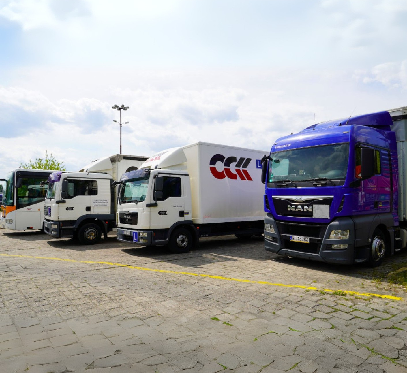 Pojazdy którymi kursanci uczą się do egzaminu w szkole jazdy OCKK Ostrołęka